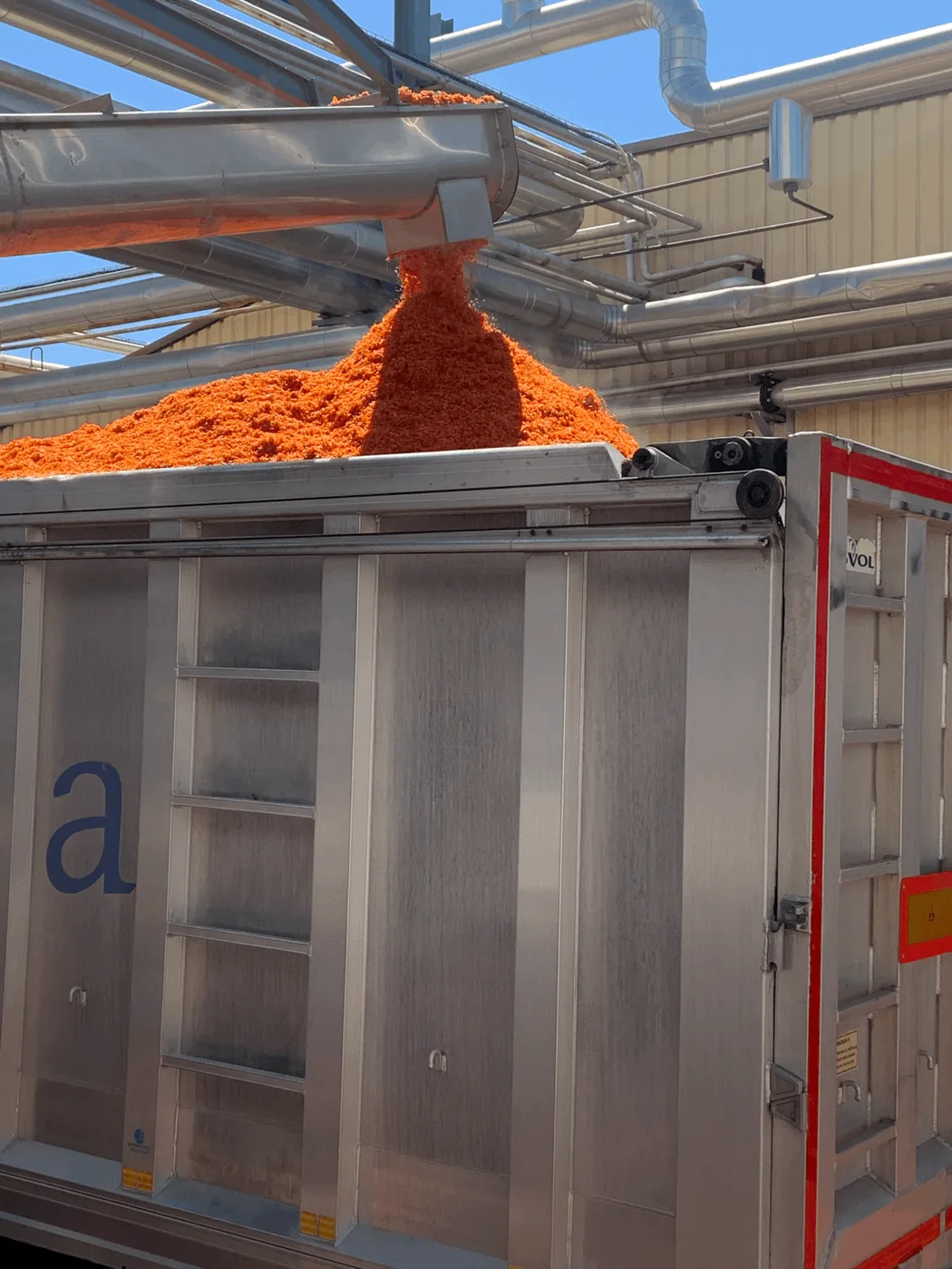Dried tomato pomace for pet food